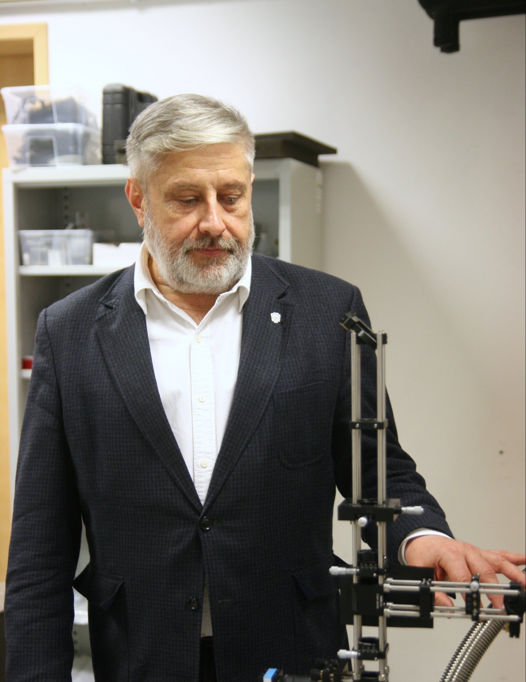 Professor Adam Babiński demonstrating the operation of the helium gas recovery infrastructure