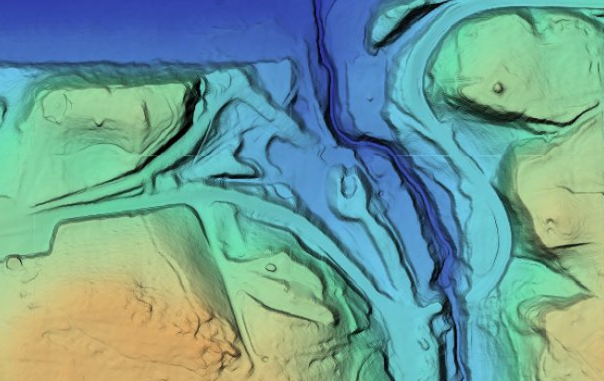 Tzw. cyfrowy model wysokościowy (digital elevation model, DEM) oddający realne ukształtowanie terenu (obraz wygenerowany w programie DJI Terra)