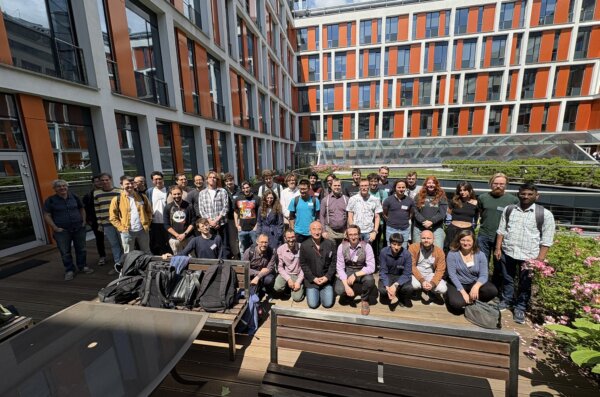 Zdjęcie uczestników warsztatów Gravitational Wave Probes of Physics Beyond Standard Model 4 przed budynkiem Wydziału Fizyki UW.