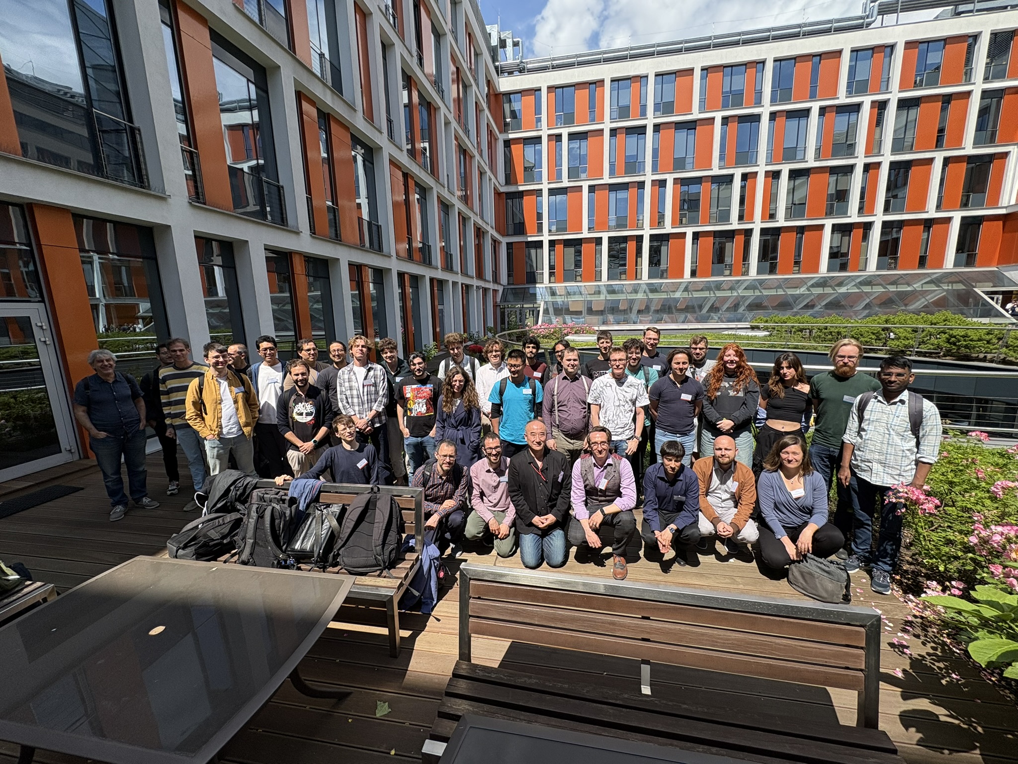 Zdjęcie uczestników warsztatów Gravitational Wave Probes of Physics Beyond Standard Model 4 przed budynkiem Wydziału Fizyki UW.